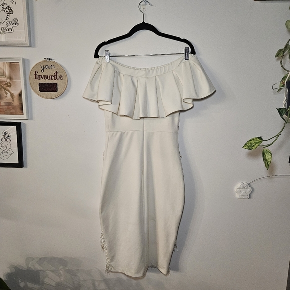 Elegant Off-Shoulder White Dress with Lace Applique & Fringe Detail - Picture 6 of 10
